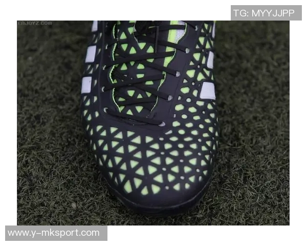 大拇指翘的足球鞋如何提升球员表现与舒适度的完美结合